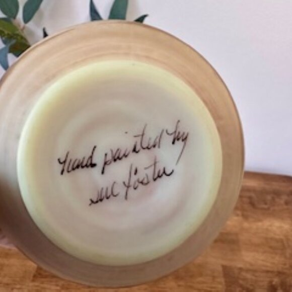 Fenton Burmese Glass Vase Signed Sue Foster – Hand Painted Ruffled Top Art Glass - Picture 7 of 7